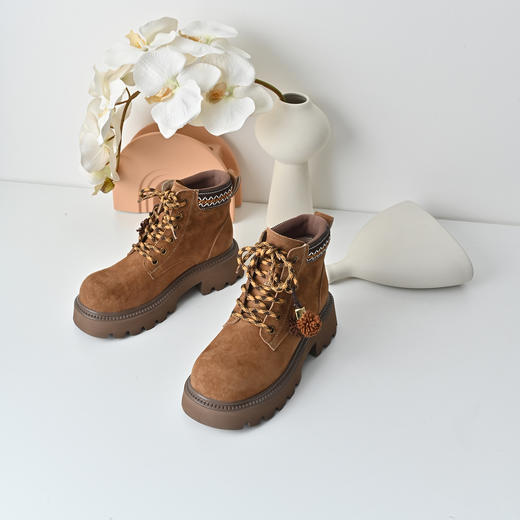 经典鲨2025冬季专柜款猪皮革圆头短筒低粗跟民族风马丁靴女KW132-558031 商品图2