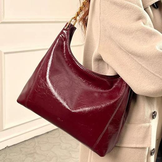 红色包包女2025新款高级感亮皮腋下包日常可用斜挎婚礼包 商品图0