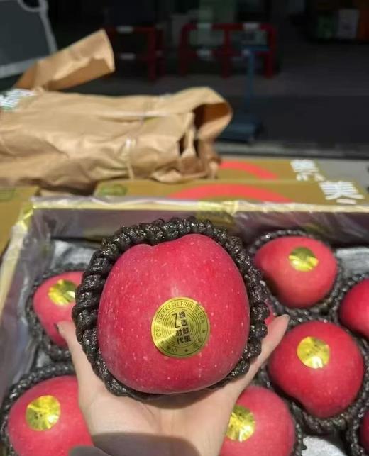 周三取货：【美心赤焰苹果礼盒】一箱9只左右，苹果味浓郁！ 商品图0