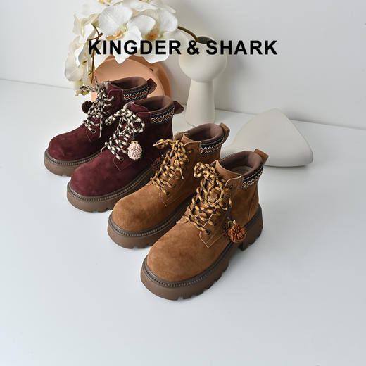 经典鲨2025冬季专柜款猪皮革圆头短筒低粗跟民族风马丁靴女KW132-558031 商品图0