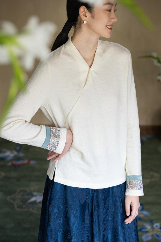 牧衣游原创 羊毛棉T恤女新款细腻软糯打底V领百搭新中式上衣 循梦 商品图5