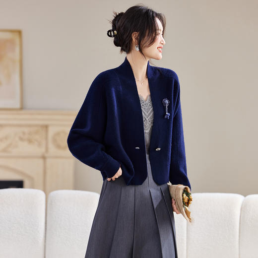 2025秋冬新款女羊毛衫国风针织外套风领遮肉外穿外套通勤上衣 商品图2