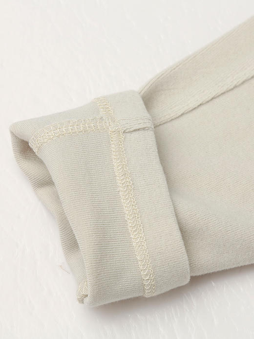 米色假两件长袖 T 恤女 撞色领口下摆 字母刺绣 秋季简约内搭打底上衣 商品图4