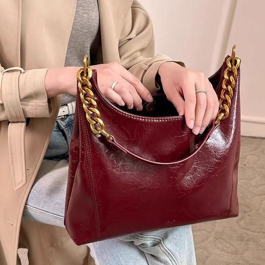 红色包包女2025新款高级感亮皮腋下包日常可用斜挎婚礼包 商品图2