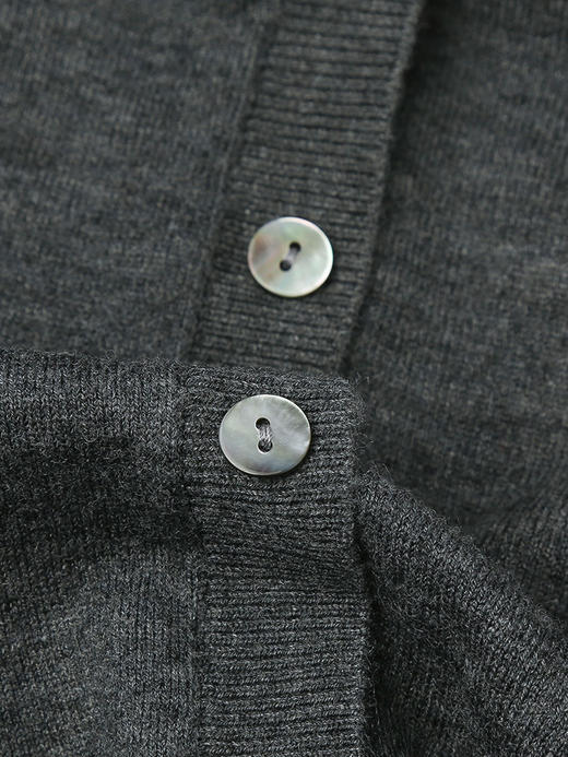 灰色 V 领针织开衫女 秋冬季薄款简约气质 单排扣外搭短款毛衣外套 商品图3