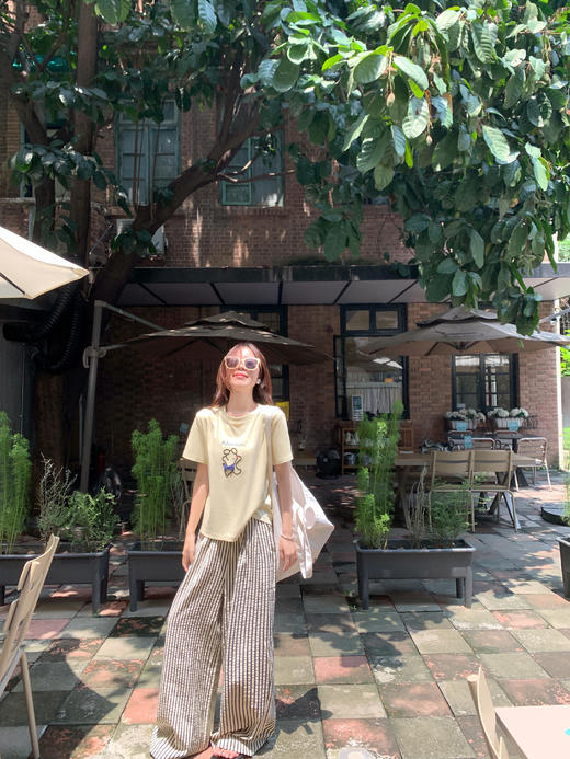 <曾小咸推荐>韩系黄色刺绣短袖t恤女夏日百搭宽松通勤减龄上衣 商品图8