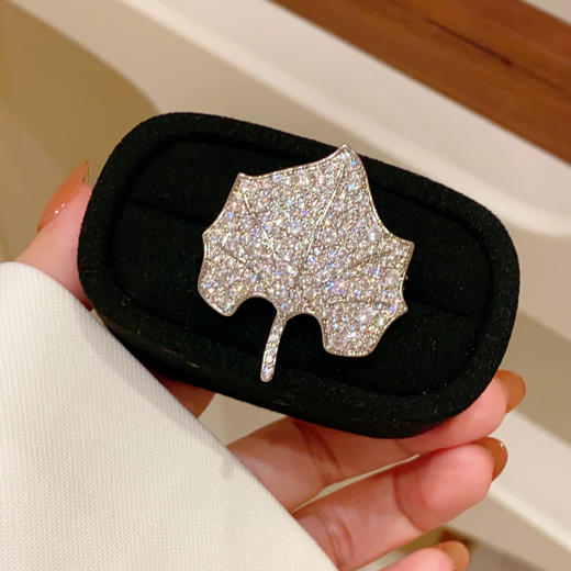 韩版精工满钻微镶锆石枫叶胸针胸花简约高级感叶子 商品图3