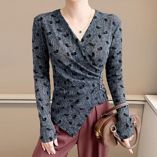 KQL 359H8319新款V领长袖网纱扎染植绒不规则t恤时尚修身打底衫 商品图2