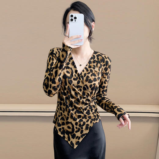 KQL 359H8322新款V领长袖收腰性感豹纹洋气修身显瘦不规则上衣 商品图3