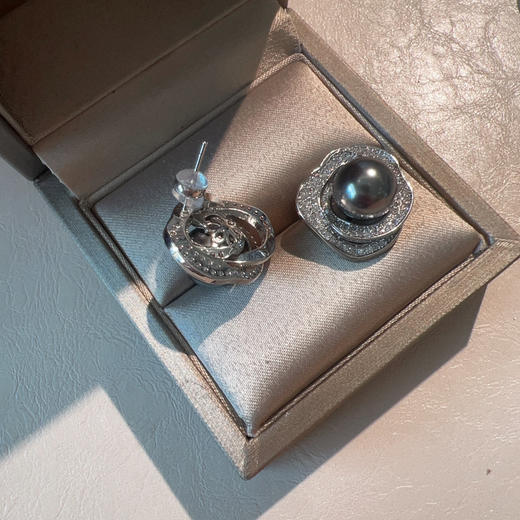 “烟灰玫瑰”灰珍珠耳钉 商品图6