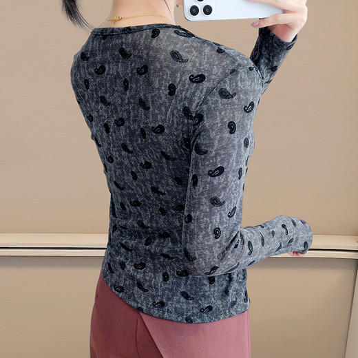 KQL 359H8319新款V领长袖网纱扎染植绒不规则t恤时尚修身打底衫 商品图3