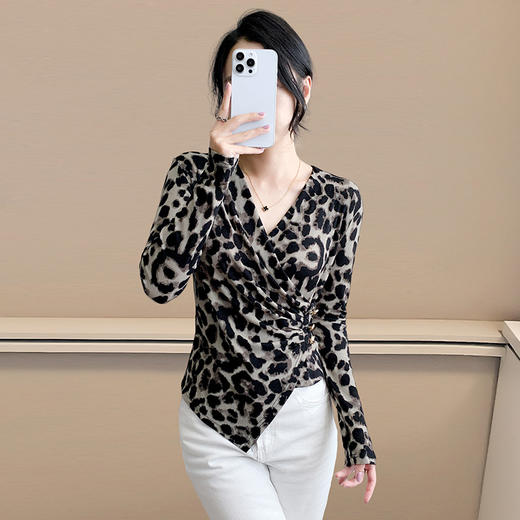 KQL 359H8322新款V领长袖收腰性感豹纹洋气修身显瘦不规则上衣 商品图2