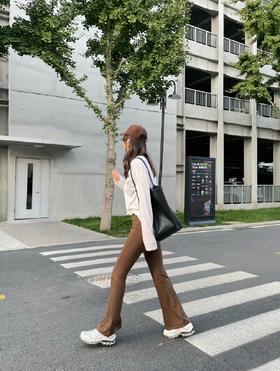 𝗟𝘂𝗹𝘂𝗹𝗺𝗼𝗻露露 𝗚𝗿𝗼𝗼𝘃𝗲裸感高腰喇叭裤(MT）