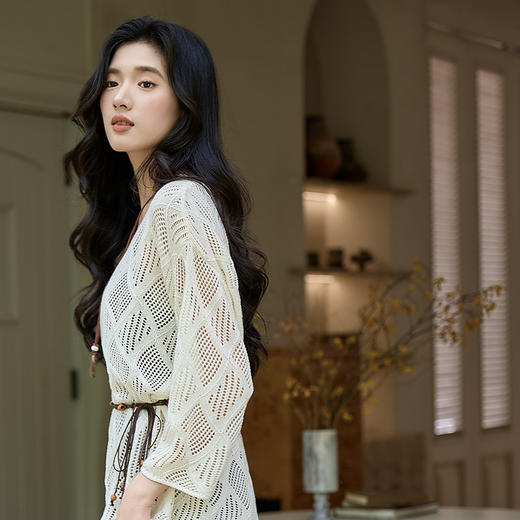 奢姿大码女装2025秋季胖妹妹时尚米色镂空圆领菱格设计针织上衣9853670265A 商品图1