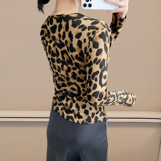 KQL 359H8322新款V领长袖收腰性感豹纹洋气修身显瘦不规则上衣 商品图1