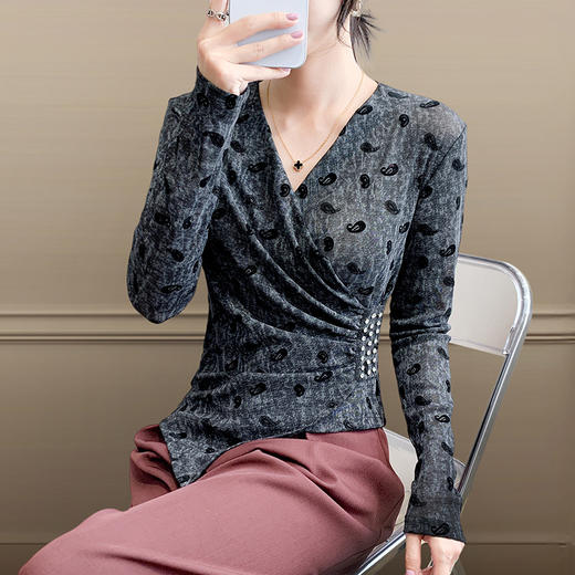 KQL 359H8319新款V领长袖网纱扎染植绒不规则t恤时尚修身打底衫 商品图1