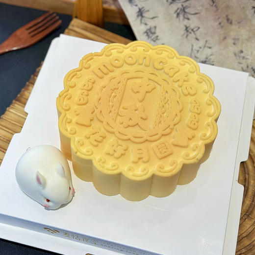 月饼慕斯（6寸红茶芝士慕斯，草莓和枣肉夹心，兔子是椰奶冻） 商品图1