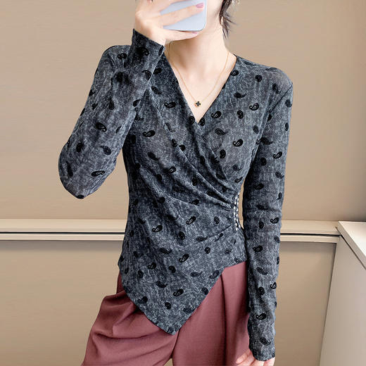 KQL 359H8319新款V领长袖网纱扎染植绒不规则t恤时尚修身打底衫 商品图0