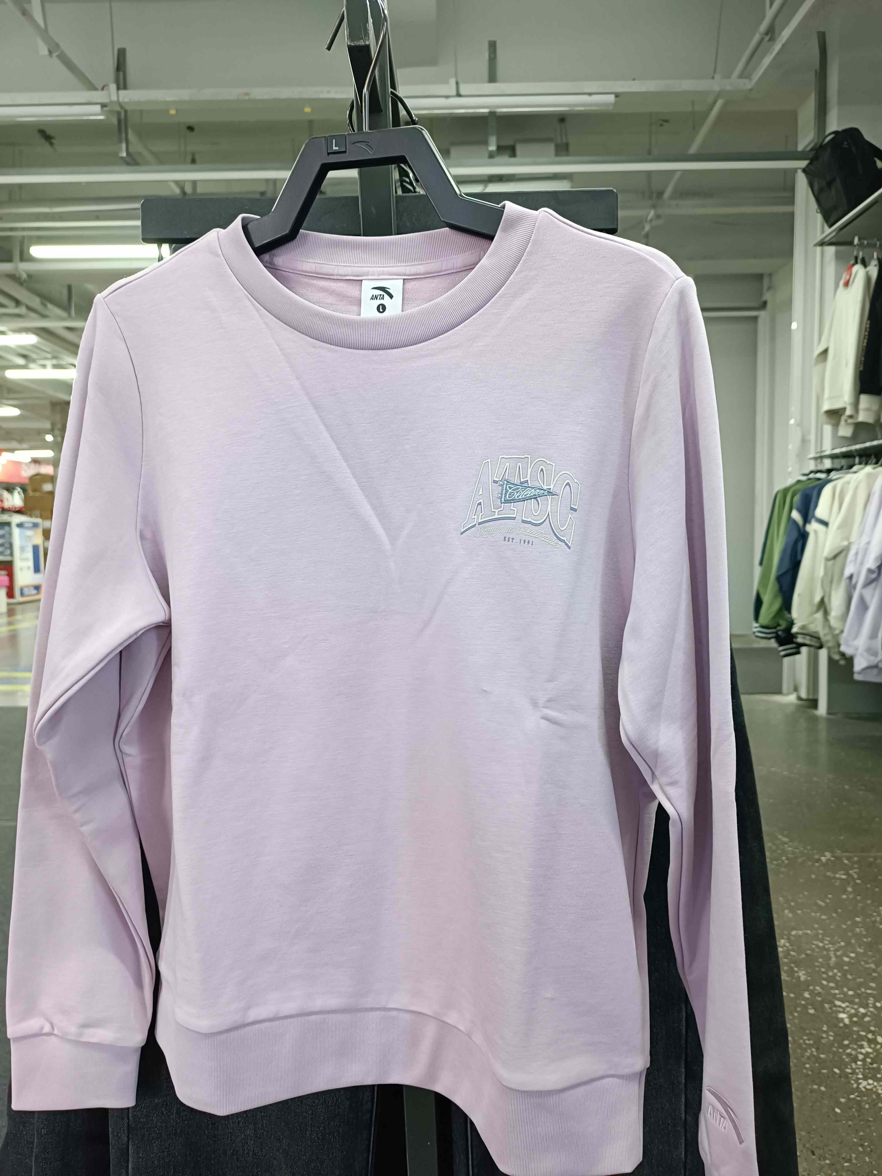 XY/安踏女
简约易打理圆领运动套头卫衣162438708--4