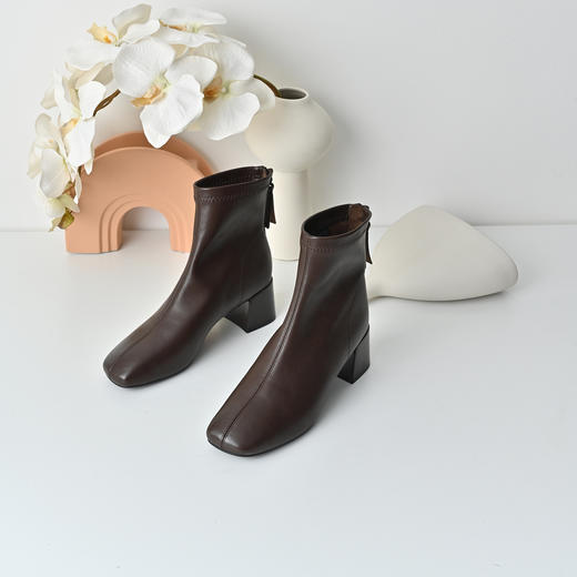 经典鲨2025冬专柜新款复古方头高粗跟气质通勤短靴瘦瘦靴女KW89-558151 商品图2