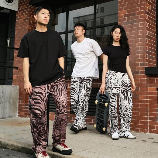 录士LUSHISI美式街头户外亲肤凉感斑豹纹理主题直筒潮流抽绳长裤 商品图4