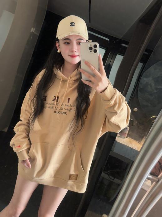 NK连帽保暖套头刺绣字母长袖卫衣 男女同款-HQ4745（蕾姐褐色m 卡其色L效果） 商品图2