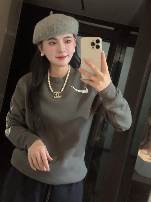 N&KLogo字母印花图案圆领套头长袖加绒款卫衣-FB1960（蕾姐上身白色M 灰色M 参考） 商品图1