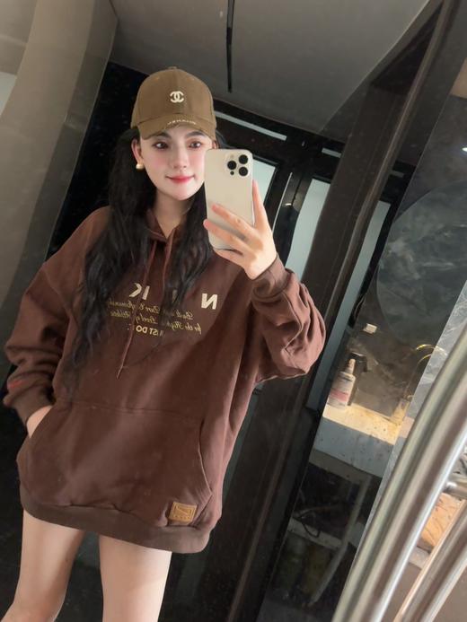 NK连帽保暖套头刺绣字母长袖卫衣 男女同款-HQ4745（蕾姐褐色m 卡其色L效果） 商品图7