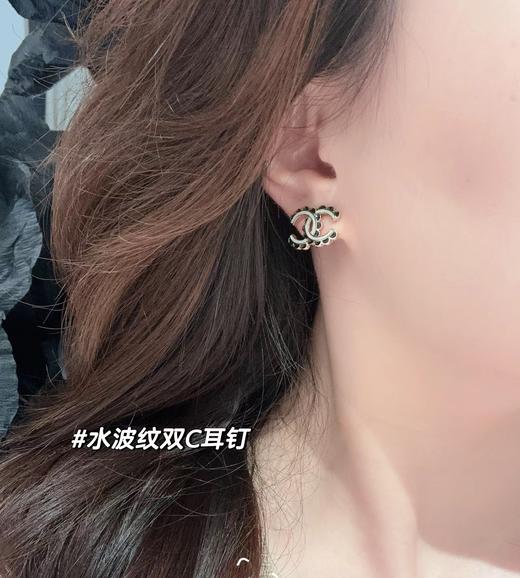 香奈儿 24早秋最新款绝美系列 黑花边白c耳钉 （XK） 商品图1