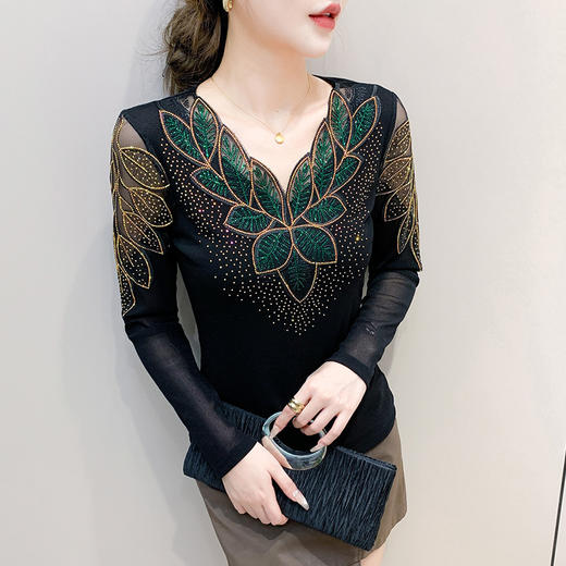 KQL 462h7272优雅花边拼接烫钻网纱收腰气质打底衫 商品图3