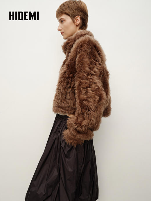 HIDEMI 进口西班牙羊剪毛不对称立领廓形极简皮毛一体短外套 摩卡色 商品图4