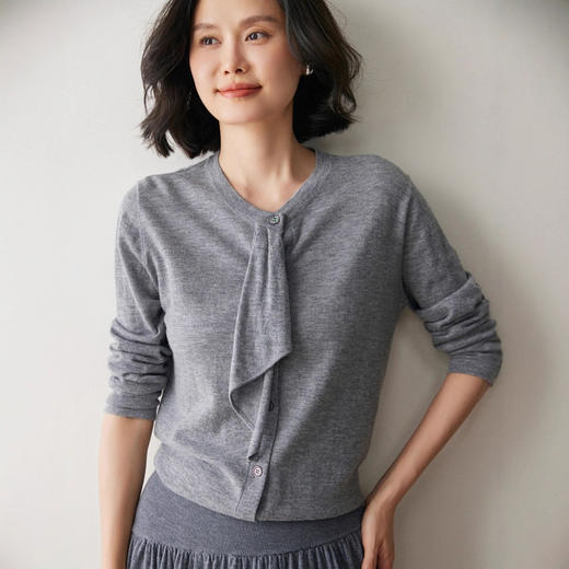 「自」全新升级【铂金会员496/天猫669/差价173】(13639)洛诗琳设计感精纺飘带羊绒衫2025秋冬气质圆领针织开衫女 商品图1