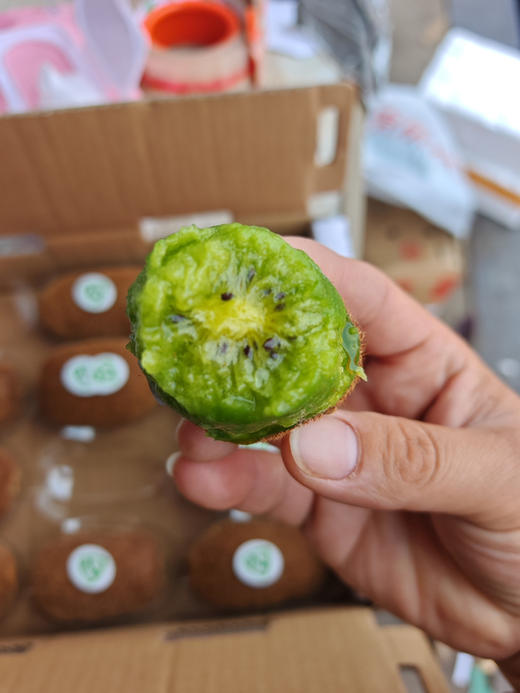 贵州，其独特的地理环境赋予了修文猕猴桃非凡的品质。这里的土壤肥沃，气候适宜，使得每一颗猕猴桃都饱满多汁，口感细腻。甜中带酸，恰似初恋的味道，让人一尝难忘！4斤/箱 商品图3