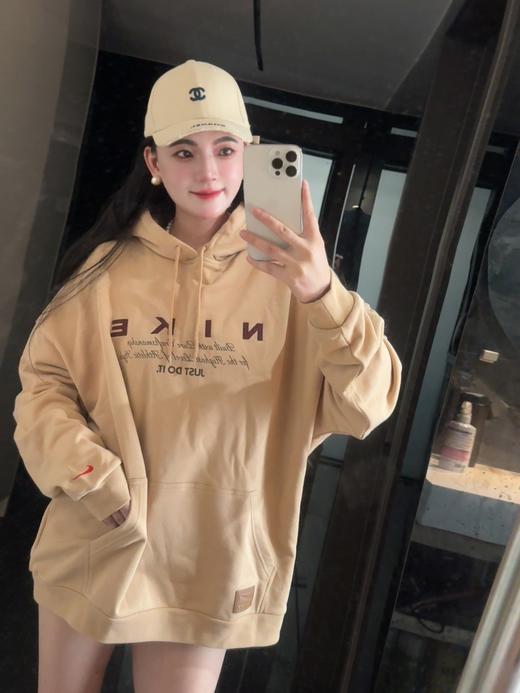 NK连帽保暖套头刺绣字母长袖卫衣 男女同款-HQ4745（蕾姐褐色m 卡其色L效果） 商品图3