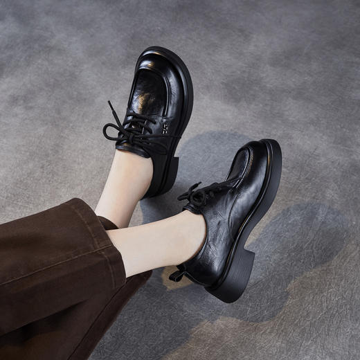 ZM258569头层牛皮圆头系带乐福鞋女2025秋季新款轻奢手抓纹深口单鞋小皮鞋 商品图2