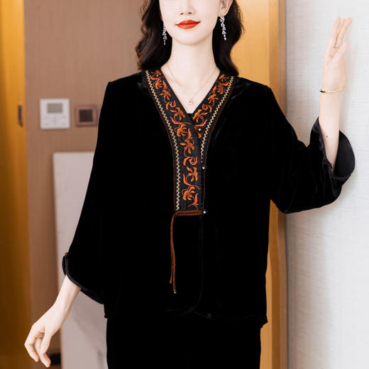2025新中式中年妈妈春秋新款金丝绒国风刺绣钉珠上衣套装 商品图1