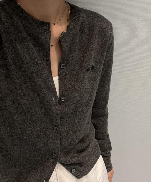 【𝐌𝐢𝐮𝐌𝐢𝐮】2025秋季新款女士圆领羊毛针织开衫 商品图5