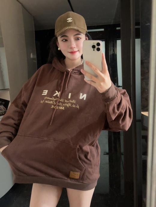 NK连帽保暖套头刺绣字母长袖卫衣 男女同款-HQ4745（蕾姐褐色m 卡其色L效果） 商品图5