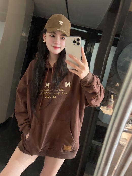NK连帽保暖套头刺绣字母长袖卫衣 男女同款-HQ4745（蕾姐褐色m 卡其色L效果） 商品图8
