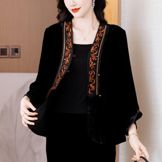 2025新中式中年妈妈春秋新款金丝绒国风刺绣钉珠上衣套装 商品图3