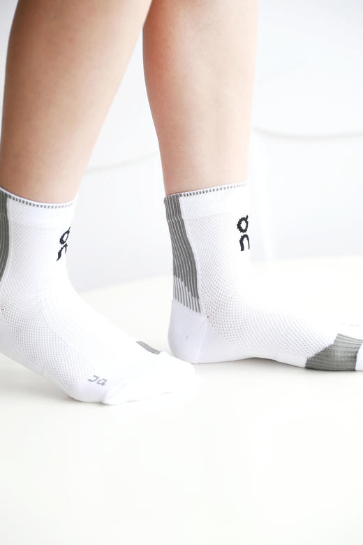 软支撑跑步袜子，公司货渠道。缓震透气舒适中帮字母袜子C100760 商品图13