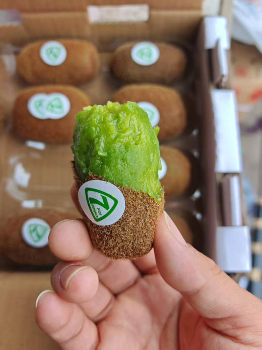 贵州，其独特的地理环境赋予了修文猕猴桃非凡的品质。这里的土壤肥沃，气候适宜，使得每一颗猕猴桃都饱满多汁，口感细腻。甜中带酸，恰似初恋的味道，让人一尝难忘！4斤/箱 商品图2