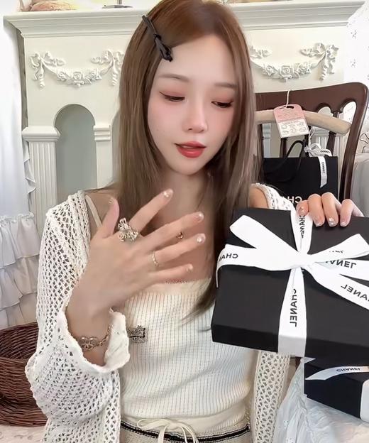 香奈儿 24早秋最新款绝美系列 黑花边包包胸针 （XK） 商品图3