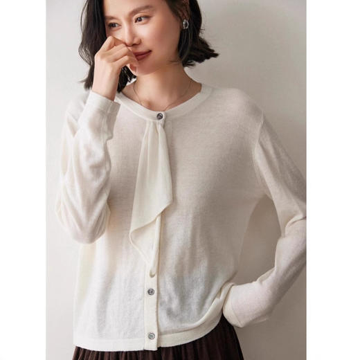 「自」全新升级【铂金会员496/天猫669/差价173】(13639)洛诗琳设计感精纺飘带羊绒衫2025秋冬气质圆领针织开衫女 商品图2