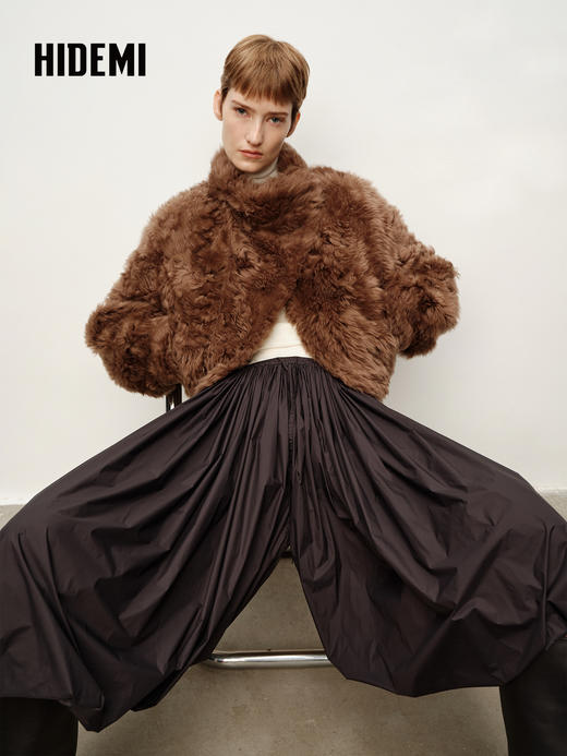 HIDEMI 进口西班牙羊剪毛不对称立领廓形极简皮毛一体短外套 摩卡色 商品图2