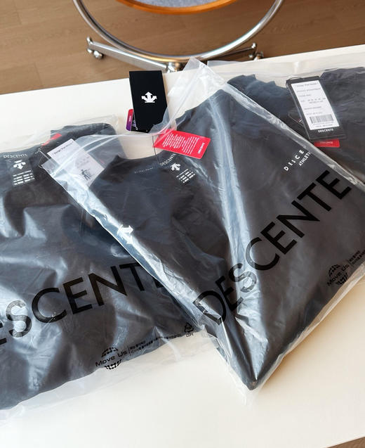 韩国🇰🇷迪桑特DST基础款小标圆领卫衣 商品图9