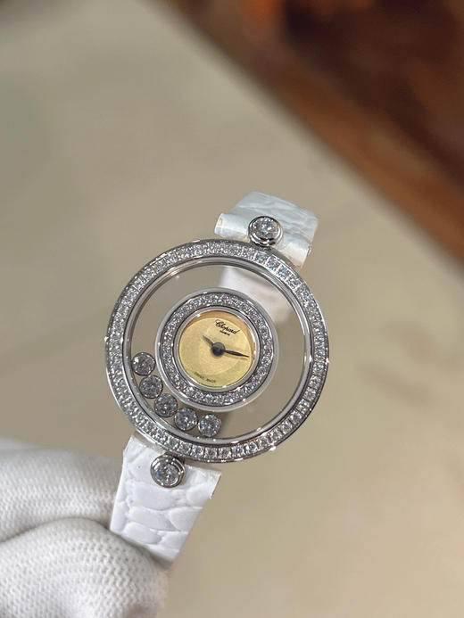 萧邦-Chopard✨ 最新配面
❥ HAPPY DIAMONDS系列，快乐钻圆形腕表
❥ 蓝宝石玻璃镜面 
❥原厂瑞士石英机芯 
❥镜面内5颗快乐钻自由转动 表盘面及表带多色可选❕❕❕ 商品图3