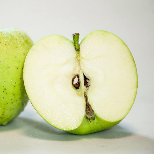 【新疆阿克苏雀斑美人~王林苹果】自带花香，脆甜爽口，果香浓郁，丑甜丑甜的。🍏带有独特的兰花香气🍃苹果爱好者打着灯笼都在找的好苹果❗️ 商品图1