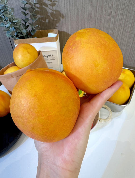 晚熟的桃子虽然丑，但是很甜，因为满身带虎皮，香甜多汁的，可以放软，口感很好！
5斤/份，约6—7个 商品图1