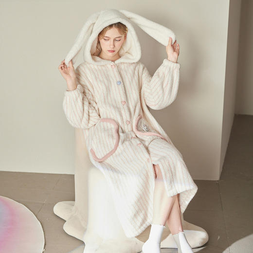 芬腾女士睡袍秋冬季珊瑚绒连帽睡衣女款加绒加厚可爱抗静电家居服 商品图0